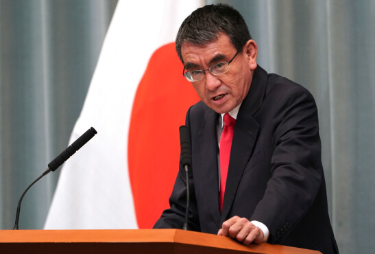 Bộ trưởng Taro Kono là người quyết liệt loại bỏ đĩa mềm.